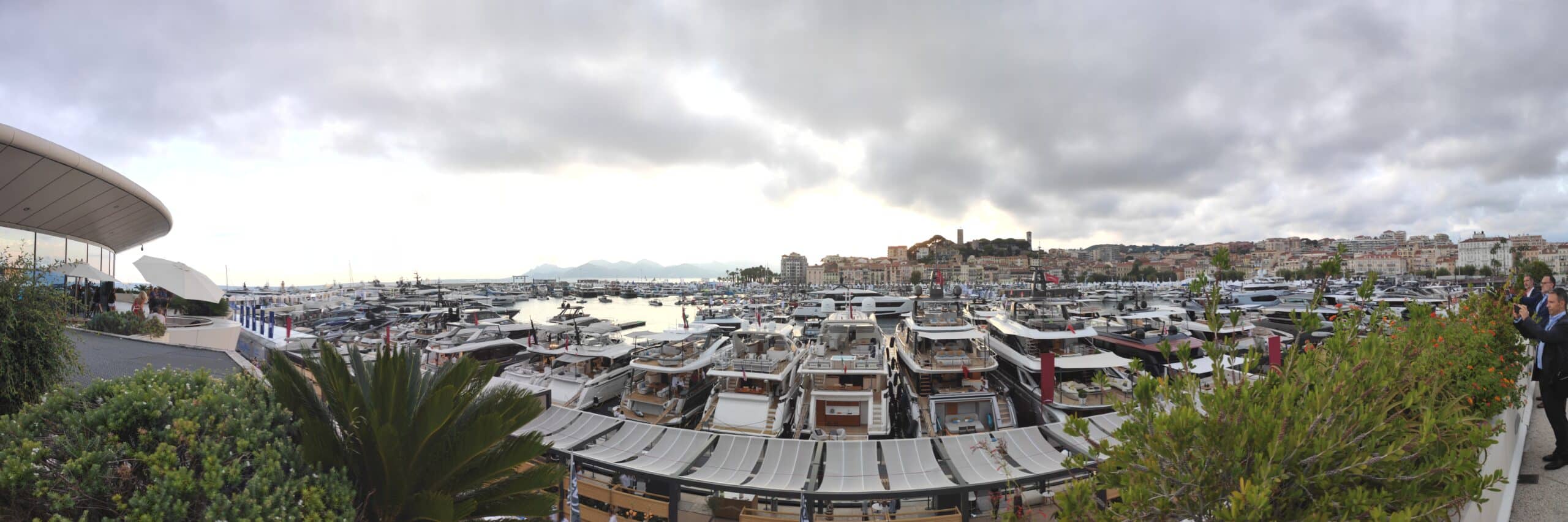Panoramique des supers yachts au cannes yachting festival
